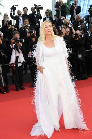 Emmanuelle Béart en costume blanc et manteau à plumes, au Festival de Cannes en 2022