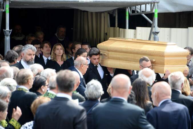 La famille et les proches d'Hélène Carrère d'Encausse accompagnent son cercueil à la sortie de l'église Saint-Germain-des-Près à Paris, le 11 août 2023