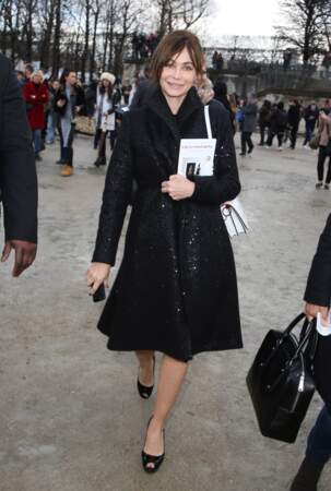 Emmanuelle Béart dans un manteau noir pailleté au défilé Elie Saab, à Paris en 2014