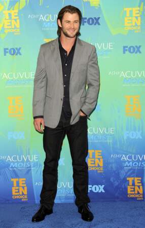 Chris Hemsworth portait les cheveux mis longs à la cérémonie des "Teen Choice Awards" en 2011, à Santa Monica.