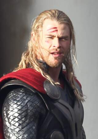 Chris Hemsworth sur le tournage du film "Thor : Le Monde des ténèbres", le 14 novembre 2012.