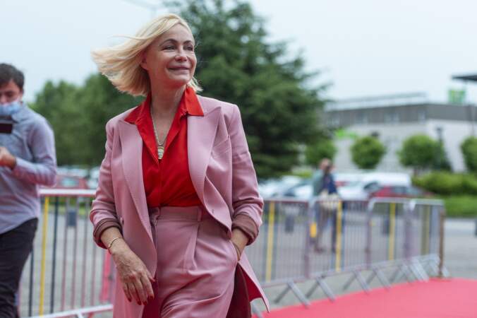 Emmanuelle Béart en costume oversize rose et rouge, au Festival Plurielles de Compiègne, en 2021