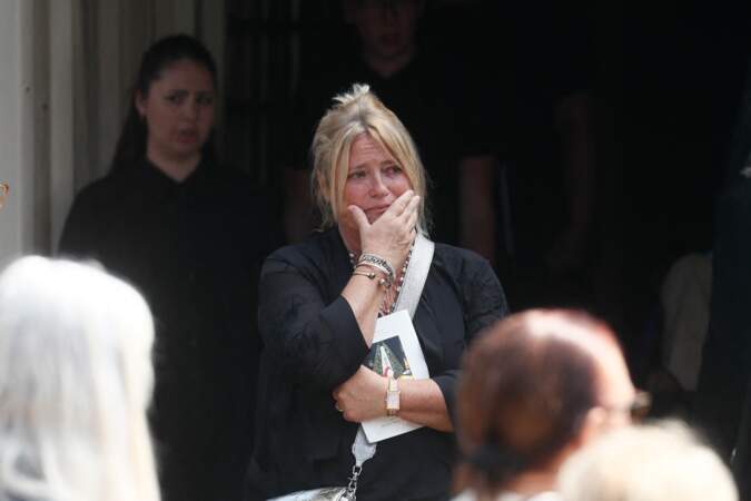 Marina Carrère d'Encausse en larmes à la fin des obsèques de sa mère Hélène Carrère d'Encausse en l'église Saint-Germain-des-Près à Paris, le 11 août 2023