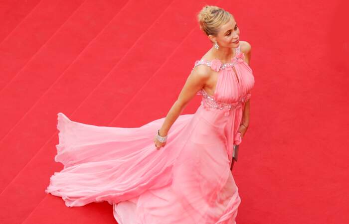 Emmanuelle Béart dans une robe dos nu rose bonbon, au 59e Festival de Cannes en 2006