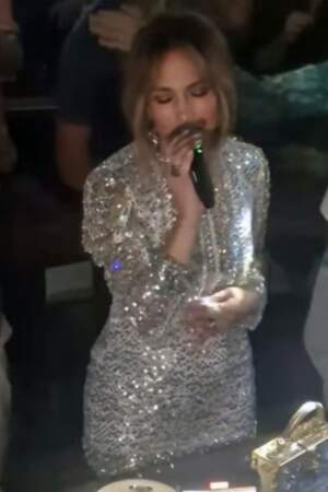 Jennifer Lopez chante quelques unes de ses chansons à la taverne Anema e Core à Capri dans une mini robe à sequins argents