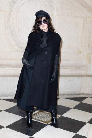 Isabelle Adjani porte le béret, une pièce ultra-parisienne 