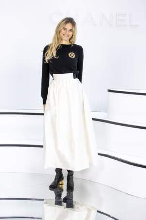 Violette d'Urso, la fille d'Inès de la Fressange est superbe avec une jupe patineuse Dior