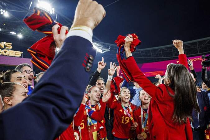 La reine Letizia d'Espagne tout de rouge vêtue, les poings levés pour acclamer l'équipe féminine de football venant de gagner la Coupe du monde 2023