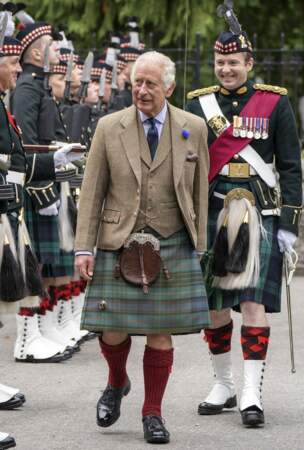 Pour son arrivée en Écosse, Charles III était vêtu d'un kilt. 