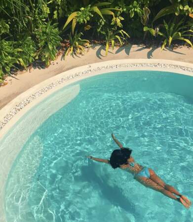 Salma Hayek craque pour un bikini bleu piscine