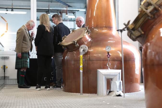 Charles III a ensuite inauguré la distillerie 8 Doors à John O'Groats (Ecosse), ouverte en 2022