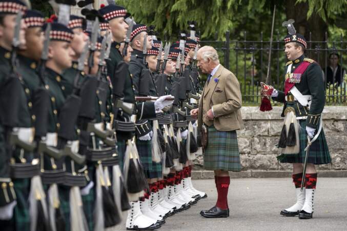 Comme le veut la coutume, le roi, fait colonel-en-chef lors de son couronnement, a passé en revenue les troupes du Royal Regiment of Scotland.