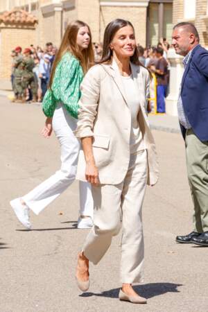 Letizia d'Espagne et son allure chic et décontractée. Elle enfile un ensemble de smoking en lin et une paire de chaussures controversées pour faire ses adieux à sa fille ainée, la princesse Leonor le 17 août 2023