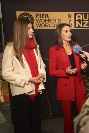Letizia d'Espagne, elle fait sensation avec le blazer rouge griffé Boss à adopter à la rentrée à Sydney, le 20 août 2023