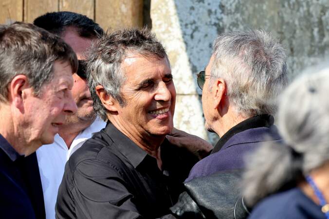 Julien Clerc remerciant Alain Chamfort pour son soutien lors des obsèques civiles du journaliste Gérard Leclerc au cimetière des Trois-Moutiers, dans la Vienne, ce 24 août 2023.