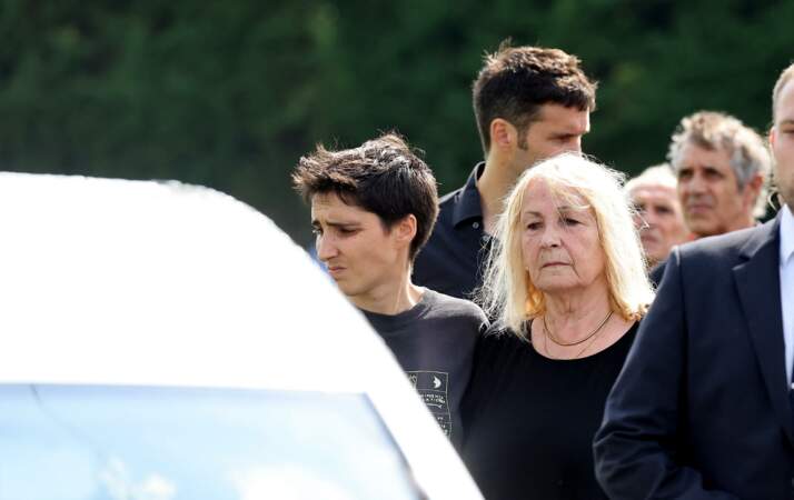 Julie Leclerc épaulée par sa fille Charlotte Leclerc, lors des obsèques civiles du journaliste Gérard Leclerc au cimetière des Trois-Moutiers, dans la Vienne, France, ce 24 août 2023.