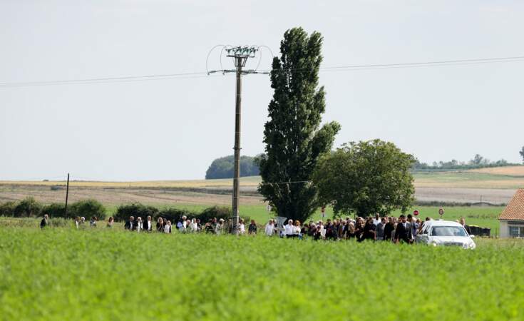 Les membres de la famille et les proches derrière le corbillard lors des obsèques civiles du journaliste Gérard Leclerc, dans la Vienne, ce 24 août 2023.
