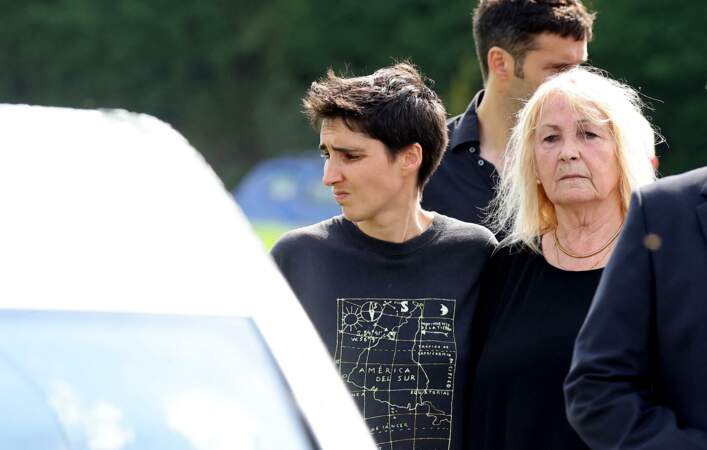 Julie Leclerc, femme du défunt et sa fille Charlotte, aux obsèques civiles du journaliste Gérard Leclerc au cimetière des Trois-Moutiers, dans la Vienne, France, ce 24 août 2023.