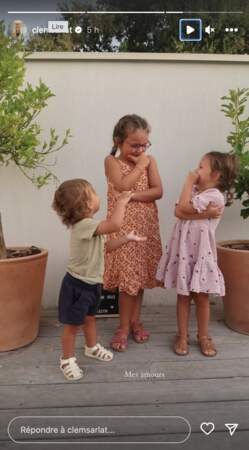 Des rires et de la complicité entre les trois filles de Clémentine Sarlat pour leur retour à l'école en ce 4 septembre 2023.