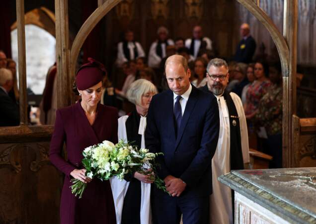Le prince William et Kate Middleton ont déposé des roses blanches sur un mémorial en hommage à Elizabeth II, à l'intérieur de la cathédrale Saint-David, au Pays de Galles, ce vendredi 8 septembre.