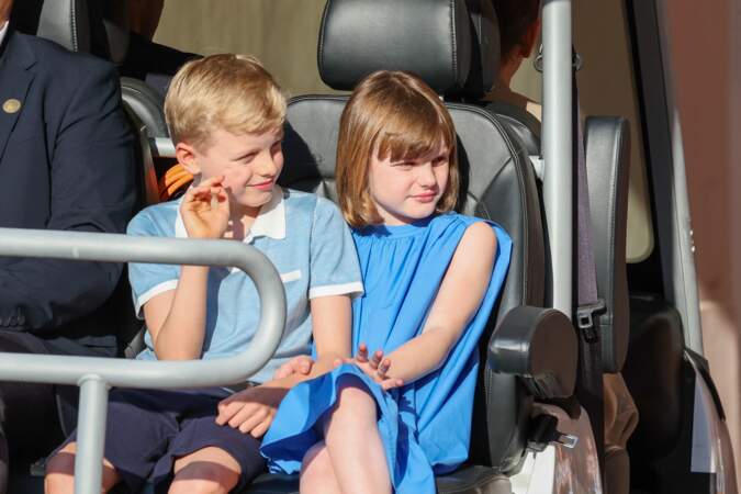 Le prince Jacques et la princesse Gabriella de Monaco,se tiennent la main dans une voiturette lors du "rocher en fête". Le 31 mai 2023 la principauté de Monaco fêtait le centenaire du prince Rainier III. 