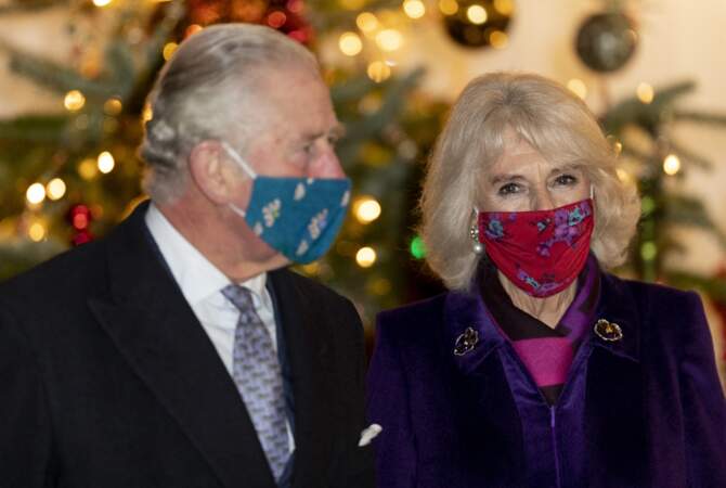 Charles et Camilla, masqués à cause de l'épidémie de Covid-19, le 8 décembre 2020, à Windsor.