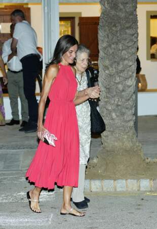 La reine d'Espagne en robe rose à la sortie du restaurant Mia à Palma de Majorque