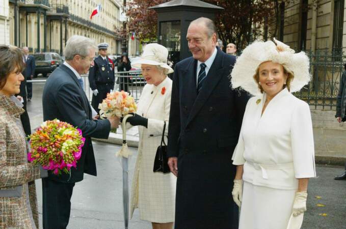 Elizabeth II, Jacques et Bernadette Chirac devant l'Élysée en 2004