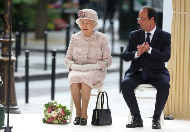 Avant de dévoiler la plaque à son nom, Elizabeth II écoute le discours d'Anne Hidalgo auprès de François Hollande