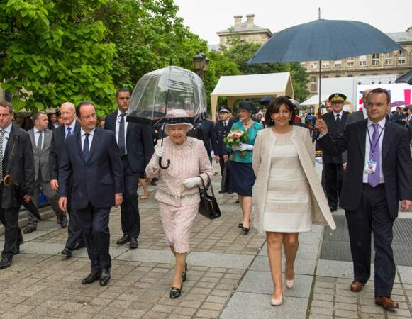 La reine, la maire de Paris et François Hollande au marché aux fleurs