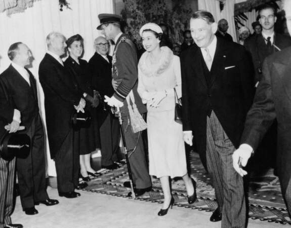 Avril 1957 : Elizabeth II se rend en France pour sa première visite d'État en tant que reine