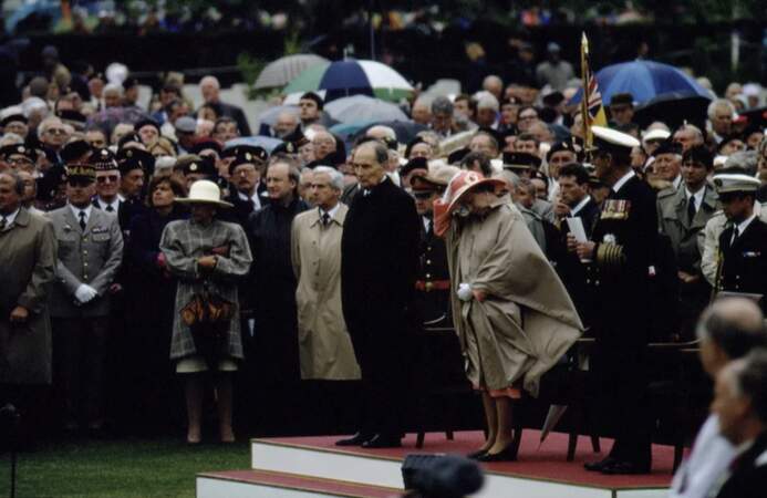 Juin 1994 : Elizabeth II et François Mitterrand sont à Bayeux, près de Caen, pour le 50e anniversaire du débarquement en Normandie