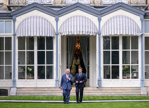 Le roi Charles III d'Angleterre et Emmanuel Macron lors de la cérémonie de plantage d'un arbre à la résidence de l'ambassade britannique à Paris, ce mercredi 20 septembre 2023