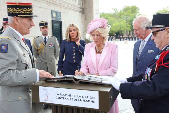 La reine Camilla signe le "Livre d'Or" lors d'une cérémonie d'accueil à l'Arc de Triomphe, à Paris, ce mercredi 20 septembre 2023
