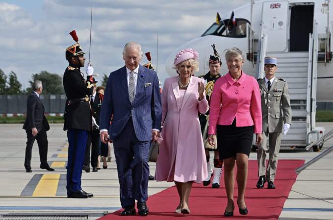Charles III, Camilla Parker Bowles et Elisabeth Borne tout sourire lors de leurs retrouvailles à l'aéroport Paris-Orly, ce mercredi 20 septembre 2023