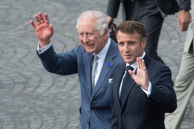 Le roi Charles III et le président français Emmanuel Macron saluent la foule présente sur les Champs-Élysées à Paris, ce mercredi 20 septembre 2023