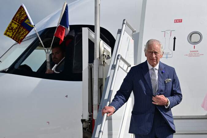 Le roi Charles III confirme son statut de dandy dans un costume bleu marine pour son arrivée à l'aéroport Paris-Orly, ce mercredi 20 septembre 2023