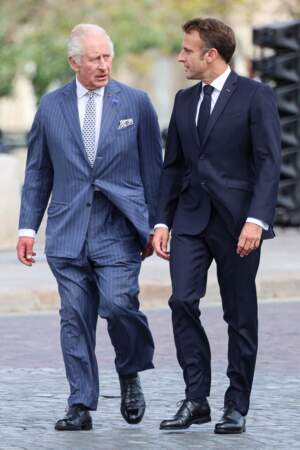 Le roi Charles III et le président français Emmanuel Macron s'entretiennent lors d'une cérémonie d'accueil à l'Arc de Triomphe, à Paris, ce mercredi 20 septembre 2023