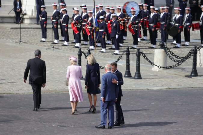 Une accolade entre le président de la République Emmanuel Macron et le roi Charles III n'est pas passée inaperçue sur les Champs-Élysées, ce mercredi 20 septembre 2023