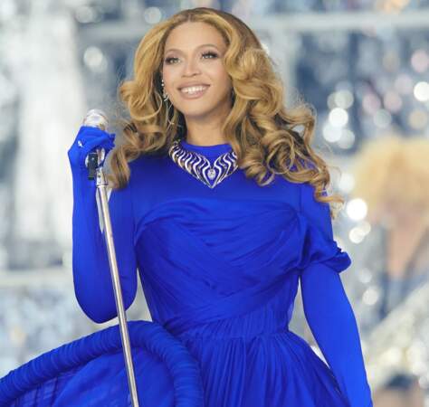 Beyonce est montée sur scène à Londres en portant un collier et des boucles d’oreilles Twisted personnalisés de Tiffany & Co.