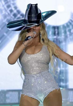 Lors du premier concert new-yorkais de sa tournée, Beyonce portait un chapeau de cowboy en argent métallisé Tiffany & Co, orné d’un œilleton. Créé en partenariat avec Stephen Jones Millinery, ce chapeau est enrichi de gemmes turquoise.
