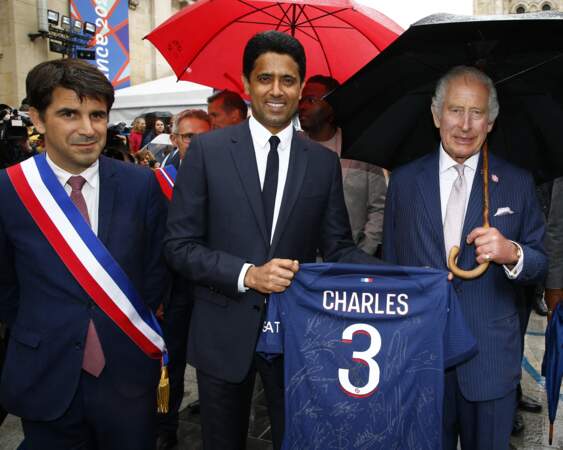 Le président du Paris Saint Germain Nasser al-Khelaïfi donne un maillot de l'équipe de football au roi Charles III, à Saint-Denis, ce jeudi 21 septembre 2023