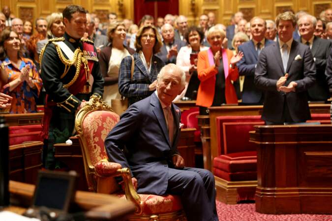 Le roi Charles III prend place dans le fauteuil prévu à son effet, au Sénat, ce jeudi 21 septembre 2023