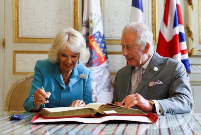 La reine Camilla signe le livre d'or de la ville, à la mairie de Bordeaux, ce vendredi 22 septembre 2023