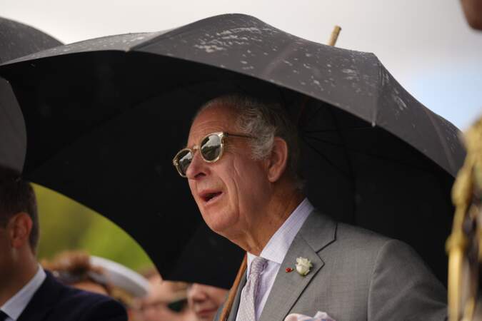 Le roi Charles III d'Angleterre très élégant avec ses lunettes de soleil, lors de sa visite à Bordeaux, ce vendredi 22 septembre 2023
