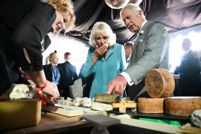 Le roi Charles III et la reine Camilla dégustent du fromage lors d'une visite à un festival présentant le meilleur des entreprises britanniques, françaises et bordelaises sur la place de la Bourse à Bordeaux, ce vendredi 22 septembre 2023