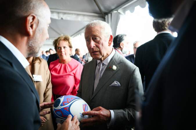 Le roi Charles III tient un ballon officiel de la Coupe du monde de rugby France 2023 lors d'une visite à un festival présentant le meilleur des entreprises britanniques, françaises et bordelaises sur la place de la Bourse à Bordeaux, ce vendredi 22 septembre 2023