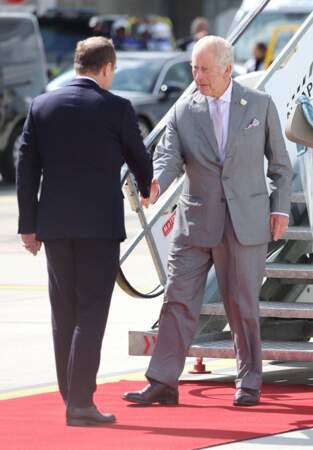 Le roi Charles III accueilli par  le ministre des Armées Sébastien Lecornu à l'aéroport de Bordeaux, ce vendredi 22 septembre 2023