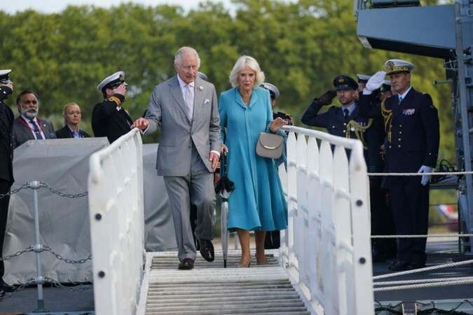 Le roi Charles III et la reine Camilla à leur sortie du navire de guerre HMS Iron Duke, sur le quai des Quiconces à Bordeaux, ce vendredi 22 septembre 2023