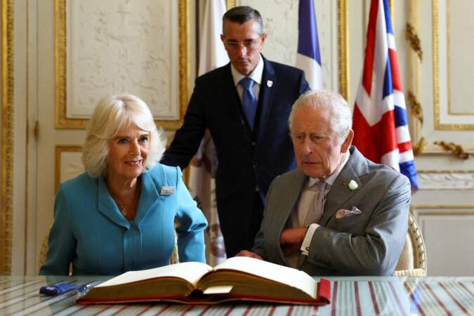 Le roi Charles III s'apprête à signer le livre d'or de la ville, à la mairie de Bordeaux, ce vendredi 22 septembre 2023